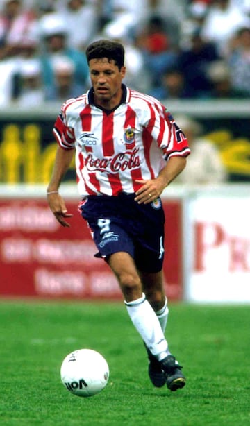 Después de una década en Necaxa, Ricardo Peláez regresó al Américo mediados de 1997. Tras una gran actuación en el mundial de Francia, el "Cabecita de Oro" fue contratado por Chivas, donde se retiró en el 2000. 