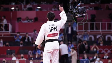 FILE PHOTO: Tokyo 2020 Olympics - Judo - Men's 66kg - Gold medal match - Nippon Budokan - Tokyo, Japan - July 25, 2021. Hifumi Abe of Japan celebrates after winning gold REUTERS/Hannah Mckay/File Photo