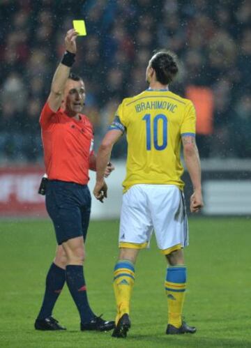 Moldavia-Suecia. El árbitro del encuentro muestra la cartulina amarilla a Zlatan Ibrahimovic.