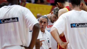 El seleccionador de España Sergio Scariolo da instrucciones a los jugadores antes del partido de semifinal preolímpico de Valencia que disputan ante Finlandia, este sábado.