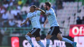 Luis Quiñones y André-Pierre Gignac festejan uno de los goles contra el León