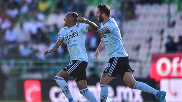 Luis Qui&ntilde;ones y Andr&eacute;-Pierre Gignac festejan uno de los goles contra el Le&oacute;n