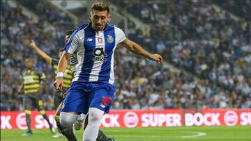 Tras los rumores que lo colocaban en el Real Madrid, el agente del mexicano fue muy tajante y aseguró que el volante cumplirá su contrato.