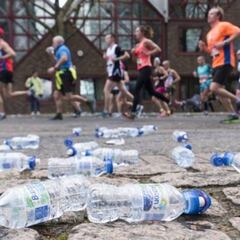 Expulsiones por lanzar botellas vacías en plena carrera