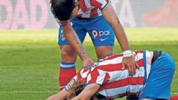 <b>DESESPERACIÓN. </b>Agüero consuela a Forlán tras una oportunidad fallada. Los dos delanteros no pudieron evitar que su equipo pinchara por segunda vez consecutiva.