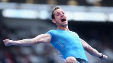 Renaud Lavillenie muestra su alegr&iacute;a tras saltar 6,03 metros en la prueba de p&eacute;rtiga de la Diamond League de Londres. 