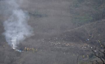 Bomberos en el lugar del accidente aéreo en Calabasas.