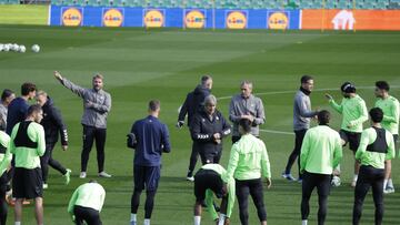 Pellegrini, con sus jugadores.