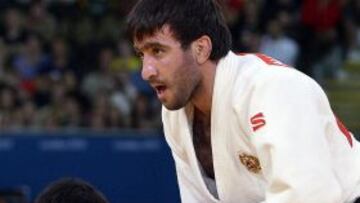 Kiyoshi Uematsu (azul), ante Mansur Isaev.