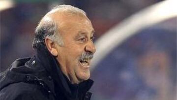 <b>Vicente del Bosque</b>, dejándose la voz en el partido frente a Chile.