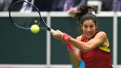 Garbi&ntilde;e Muguruza devuelve una bola durante su partido ante Karolina Pliskova en la eliminatoria de Copa Davis.