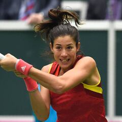 Muguruza paga el maratón de dos partidos y cae en Doha