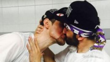 El beso de Nocioni y Campazzo