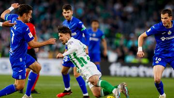 Rodri, rodeado de rivales del Getafe.