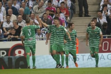 Los jugadores celebran el 1-1 de ?scar M¨²?oz.