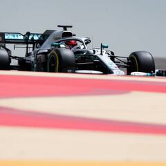 Russell se da un homenaje con el Mercedes, con Sainz cuarto y Fernando Alonso, undécimo