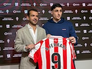 27-01-26. JOSÉ RIESTRA, PRESIDENTE EJECUTIVO, POSA CON ANDRÉS FERRARI, DURANTE LA PRESENTACIÓN DEL DELANTERO URUGUAYO DEL SPORTING.