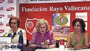 <b>FÚTBOL EN LA CÁRCEL</B>. El Rayo firmó ayer un convenio con la ONG Gestores por la libertad para crear una escuela de fútbol en la cárcel de Meco.
