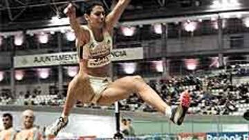 <b>VUELO EN VALENCIA.</B> Concha Montaner, durante su concurso de ayer en los Nacionales.