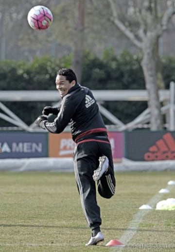 El equipo prepara en Milanello, campo de entrenamiento del Milan, el encuentro del sábado ante Torino. Los 'rossoneros' son sextos del campeonato, a 8 puntos de la Fiore, tercera de la Serie A 