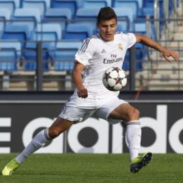 Toril se agarra al juvenil Juanjo Narváez para conseguir el gol