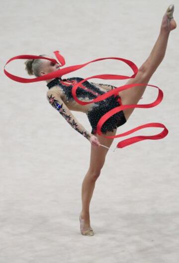Jennifer Pettersson durante el ejercicio de cinta en el campeonato de Europa de gimnasia rítmica celebrado en el Stadthalle de Viena.