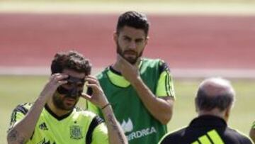 Rubén Duarte, entre Cesc y Del Bosque.