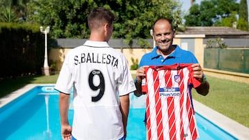 Salva Ballesta luce la camiseta del Atleti y su hijo mayor, la del Valencia.