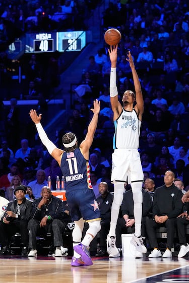 El pívot francés Victor Wembanyama lanza por encima del base de los USA Stripes, Jalen Brunson durante el Juego de Estrellas de la NBA.




Associate Press/ LaPresse
Only Italy and Spain