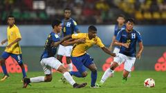 Lincoln lucha un bal&oacute;n en un partido ante Honduras