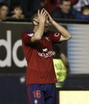 El jugador de Osasuna Cejudo se lamenta tras una ocasión fallada ante el Real Valladolid, durante el partido de Liga en Primera División disputado esta noche en el estadio de El Sadar, en Pamplona.