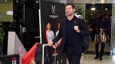 YEDA, 06/01/2026.- El técnico del Real Madrid, Xabi Alonso, a su llegada hoy martes al aeropuerto de Yeda donde disputaran el próximo jueves la segunda semifinal de la Supercopa de España frente al Atlético de Madrid. EFE / Ángel Martínez / RFEF.