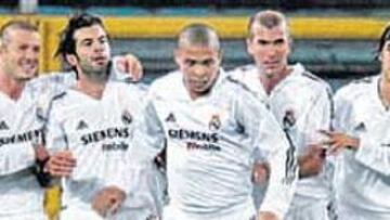 <b>GOL GALÁCTICO. </b>Beks, Figo, Zizou y Raúl felicitan a Ronie tras el gol.