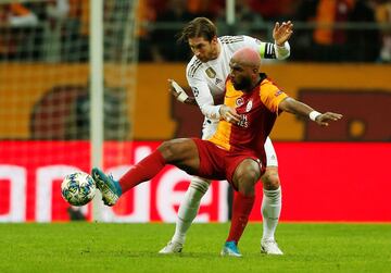 Ryan Babel con Sergio Ramos.