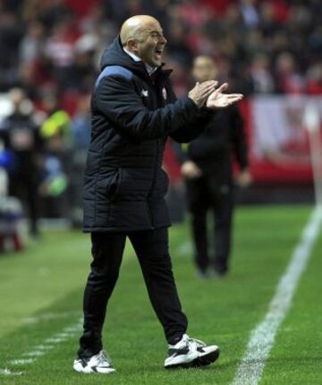 Actualmente entrena al Sevilla.