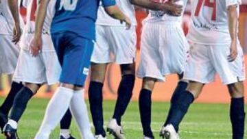 <b>CELEBRACIÓN. </b>Zokora recibe a José Carlos para celebrar el gol mientras el chaval señala con su mano derecha a la grada.