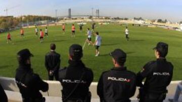 Aficionados béticos insultan en la sesión a varios jugadores