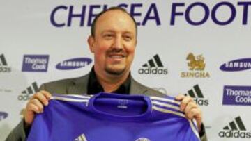 Rafa Benítez posa con la camiseta del Chelsea.