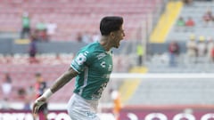 Víctor Dávila festeja un gol contra el Atlas.