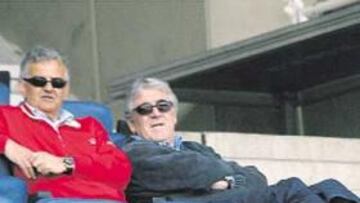 <b>COMO EN CASA. </b>Sebastián Javier y Dani Sánchez Llibre se relajaron ayer en la tribuna de Montjuïc.