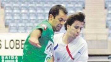 <b>IGUALDAD. </b>Dé y Miguel pelean por el balón durante el partido.