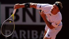 El tenista espa&ntilde;ol Alejandro Davidovich saca durante su partido ante el bielorruso Ilya Ivashka en la primera ronda del Internazionali BNL D&#039;Italia, el Masters 1.000 de Roma.
