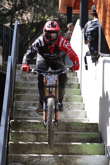 Los mejores exponentes del downhill recorrieron las calles de varios barrios de la comuna trece de Medellín. Con el evento se buscaba que el recorrido de 2260 metros se convierta en un nuevo récord mundial. Los Récord Guiness enviaron dos representantes para avalarlo. Uno de los participantes fue el mejor de la modalidad, el estadounidense Nicholi Rogatkin.