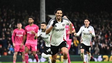 Soccer Football - Premier League - Fulham v Ipswich Town - Craven Cottage, London, Britain - January 5, 2025 Fulham's Raul Jimenez celebrates scoring their first goal REUTERS/Dylan Martinez EDITORIAL USE ONLY. NO USE WITH UNAUTHORIZED AUDIO, VIDEO, DATA, FIXTURE LISTS, CLUB/LEAGUE LOGOS OR 'LIVE' SERVICES. ONLINE IN-MATCH USE LIMITED TO 120 IMAGES, NO VIDEO EMULATION. NO USE IN BETTING, GAMES OR SINGLE CLUB/LEAGUE/PLAYER PUBLICATIONS. PLEASE CONTACT YOUR ACCOUNT REPRESENTATIVE FOR FURTHER DETAILS..
