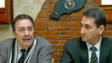 <b>DE LA MANO. </b>Juan de Dios y Valero Rivera, su seleccionador.