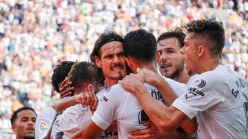 Los jugadores del Valencia abrazan a Cavani por su primer gol ante el Elche.