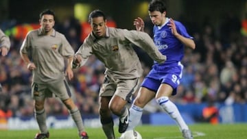 Ronaldinho disputando un bal&oacute;n