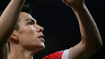 El atacante mexicano del PSV brilló en el empate 2-2 ante Tottenham, pero había encendido las alarmas ante la fuerte entrada que el portero francés le propinó.