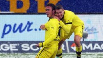 G&ouml;tze celebra el 0-3 del Dortmund con Piszczek.