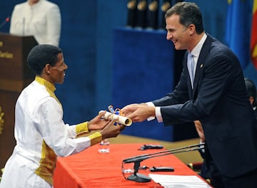 Considerado el mejor corredor de larga distancia de todos los tiempos, Gebrselassie ha sido también un ejemplo de sacrificio y superación. Durante más de dos décadas ha estado en la élite deportiva. "Su compromiso con la paz y el entendimiento a través del deporte y su labor humanitaria y social en Etiopía lo han convertido en un referente ético para toda una generación de atletas en el mundo", reseñó el jurado. 